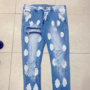 Paint spots distress skinny jeans